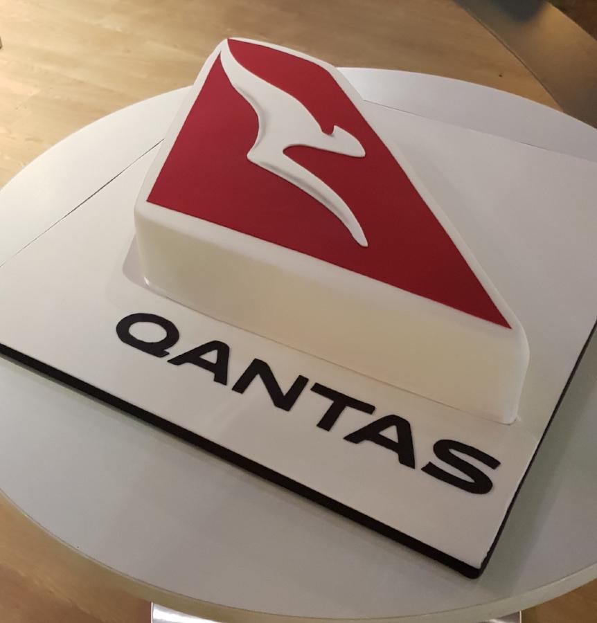 QANTAS Logo Cake
